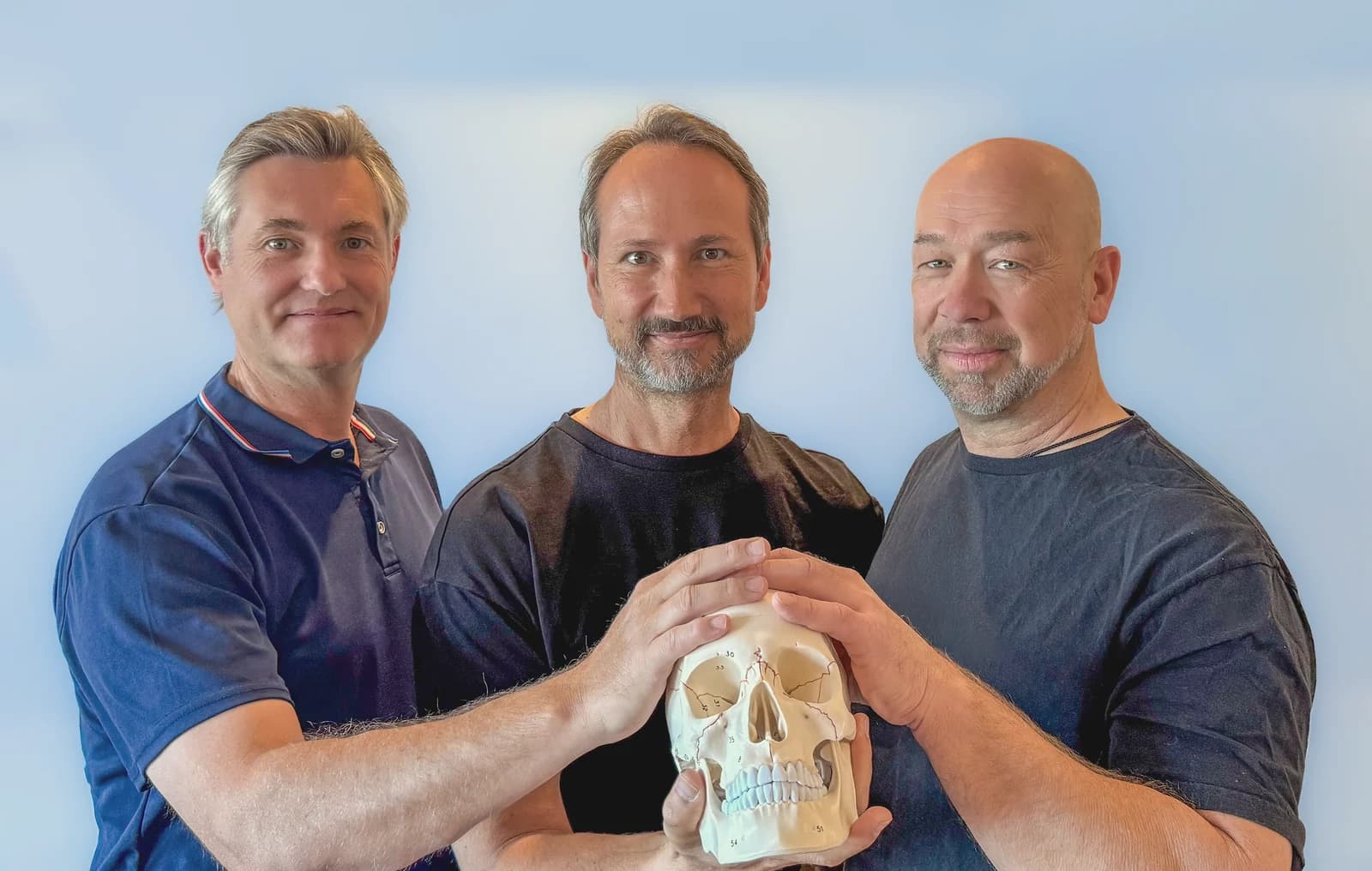 Das Team von Scalp-Concept® International mit einem Schädelmodell